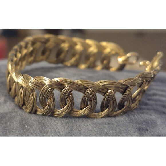 Vintage Gold Tone Wire Interlocking Bracelet  Shepherd's Hook Clasp 8" .5 " Wide - Picture 2 of 6